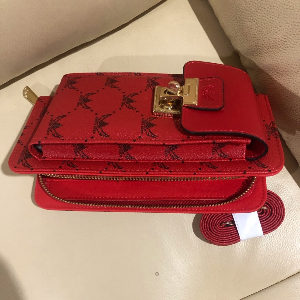 Wendy Keen Double Layer Zip around and Twist Lock wallet/phone compartment.